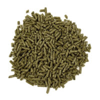 Pellet verdi di mangime su sfondo bianco