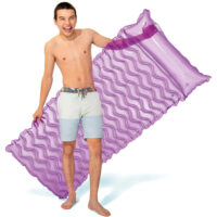 Ragazzo con materassino gonfiabile viola da piscina