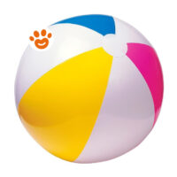 Pallone da spiaggia gonfiabile colorato su sfondo bianco