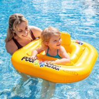 Donna e bambina con salvagente in piscina