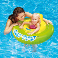 Mamma e bimba con salvagente in piscina