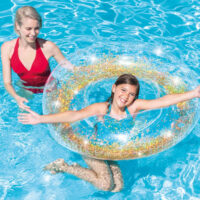 Bambina con salvagente glitterato in piscina