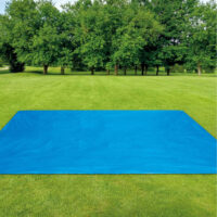 Telo blu steso su prato verde