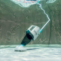 Aspirapolvere subacqueo pulisce il fondo della piscina