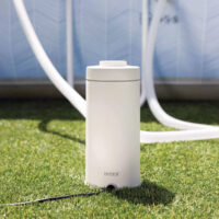 Pompa filtro Intex su prato vicino piscina