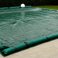 Piscina coperta con telo verde impermeabile